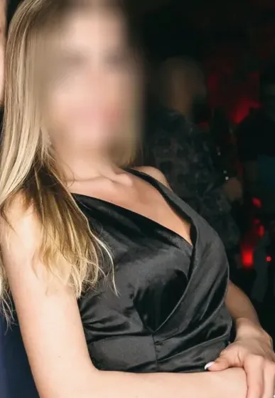 Amina, 35