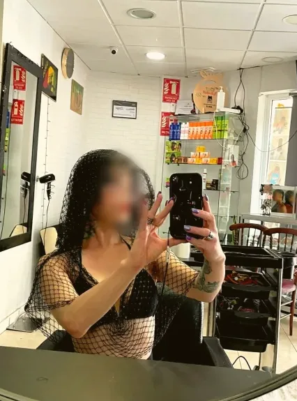 Greta, 33