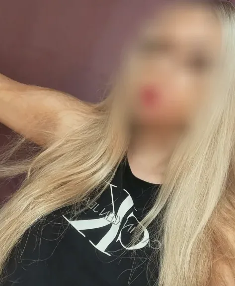 Rosa, 24