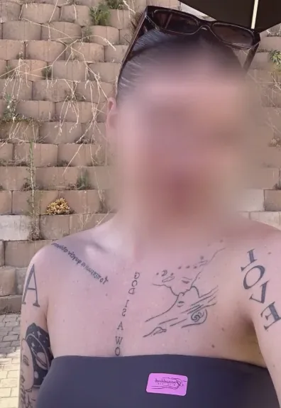 Sandra, 29