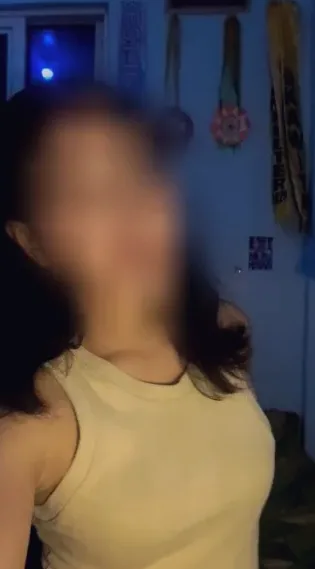 Vanessa, 22